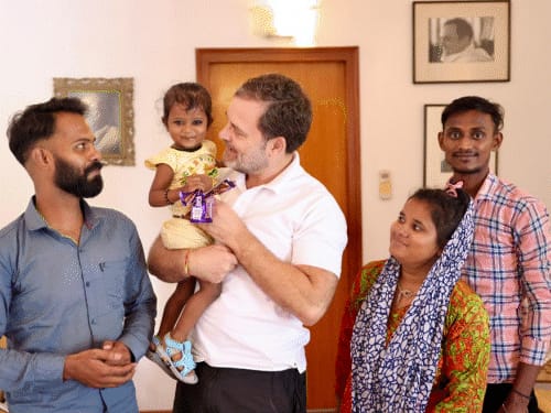 राहुल गांधी रायबरेली के नाई मिथुन से मिले:बेटी शिवांशी को गोद में लेकर फोटो खिंचवाई, लोकसभा चुनाव