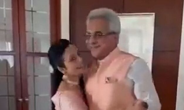 पति पिनाकी का हाथ थामे थिरकती नज़र आईं Mahua Moitra