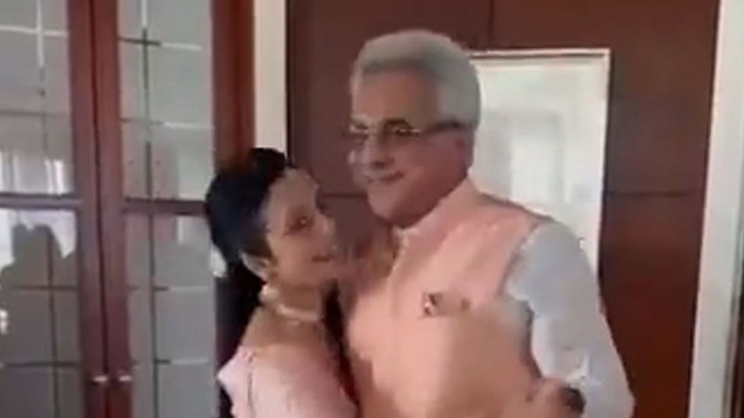 पति पिनाकी का हाथ थामे थिरकती नज़र आईं Mahua Moitra
