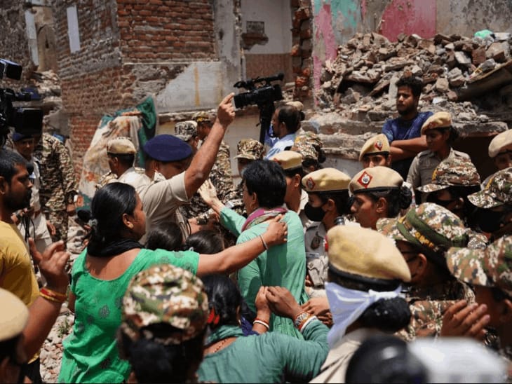 दिल्ली की पूर्व CM आतिशी पुलिस हिरासत में:कालकाजी में झुग्गियों को तोड़ने का विरोध करने पहुंची थीं,