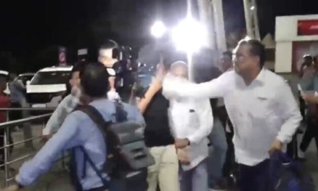 भीड़ का फूटा गुस्सा, इंदौर एयरपोर्ट पर राजा मर्डर केस के आरोपी को शख्स ने मारा थप्पड़