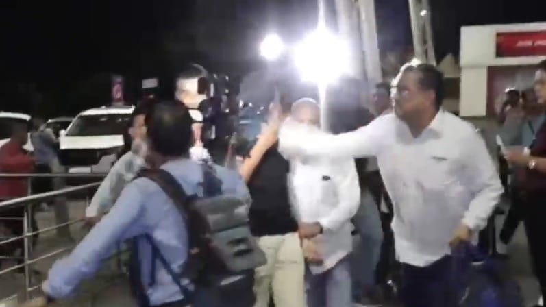 भीड़ का फूटा गुस्सा, इंदौर एयरपोर्ट पर राजा मर्डर केस के आरोपी को शख्स ने मारा थप्पड़