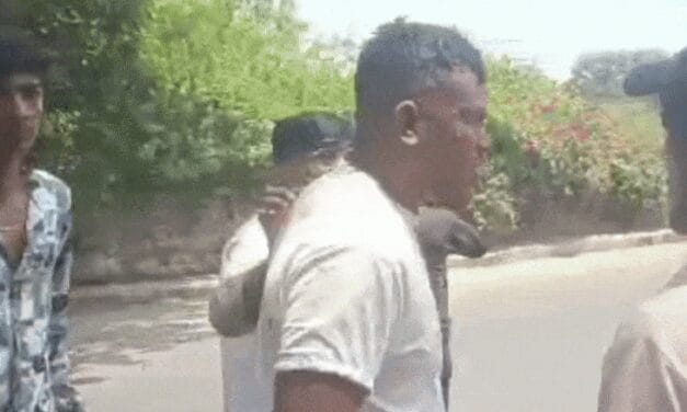 अहमदाबाद प्लेन क्रैश हादसे में 2 लोग बचे:एक यात्री रमेश विश्वास कुमार की तस्वीर आई सामने, चलते हुए