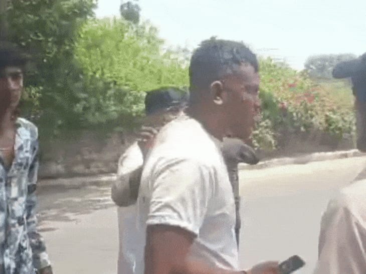 अहमदाबाद प्लेन क्रैश हादसे में 2 लोग बचे:एक यात्री रमेश विश्वास कुमार की तस्वीर आई सामने, चलते हुए