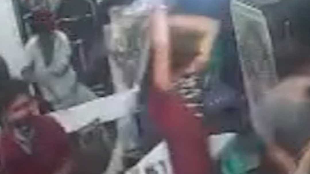 दबंगों ने ढाबा मालिक को पीटा, CCTV में कैद घटना