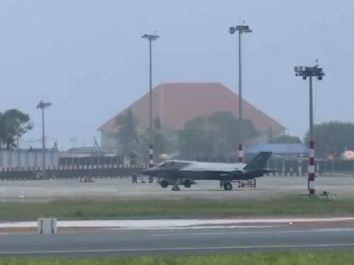 तिरुवनंतपुरम में ब्रिटेन के लड़ाकू विमान F-35 की इमरजेंसी लैंडिंग:फ्यूल की कमी से कैरियर पर नहीं लौ