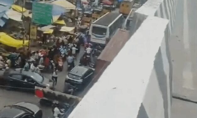 तमिलनाडु में फ्लाईओवर का स्लैब अपनी जगह से खिसका:चेन्नई-बेंगलुरु नेशनल हाईवे पर बना है, 3 किमी जाम