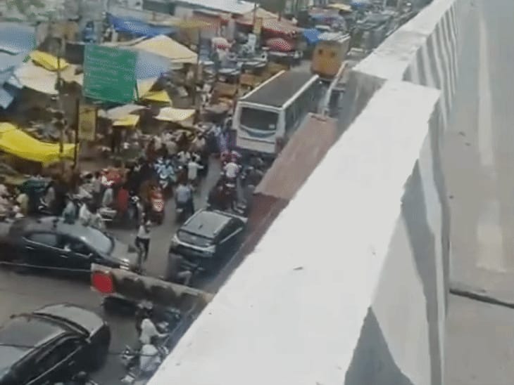 तमिलनाडु में फ्लाईओवर का स्लैब अपनी जगह से खिसका:चेन्नई-बेंगलुरु नेशनल हाईवे पर बना है, 3 किमी जाम