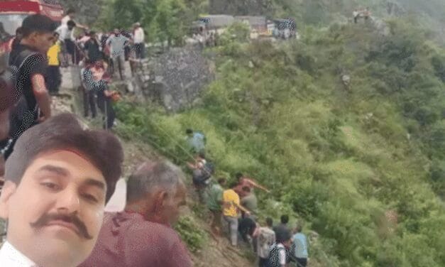 उत्तराखंड में नदी में गिरी ट्रैवलर,धार के युवक की मौत:10 वर्षीय बेटा-पत्नी समेत 9 लापता; ट्रक ने पीछे