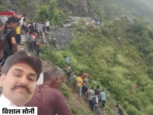उत्तराखंड में नदी में गिरी ट्रैवलर,धार के युवक की मौत:10 वर्षीय बेटा-पत्नी समेत 9 लापता; ट्रक ने पीछे