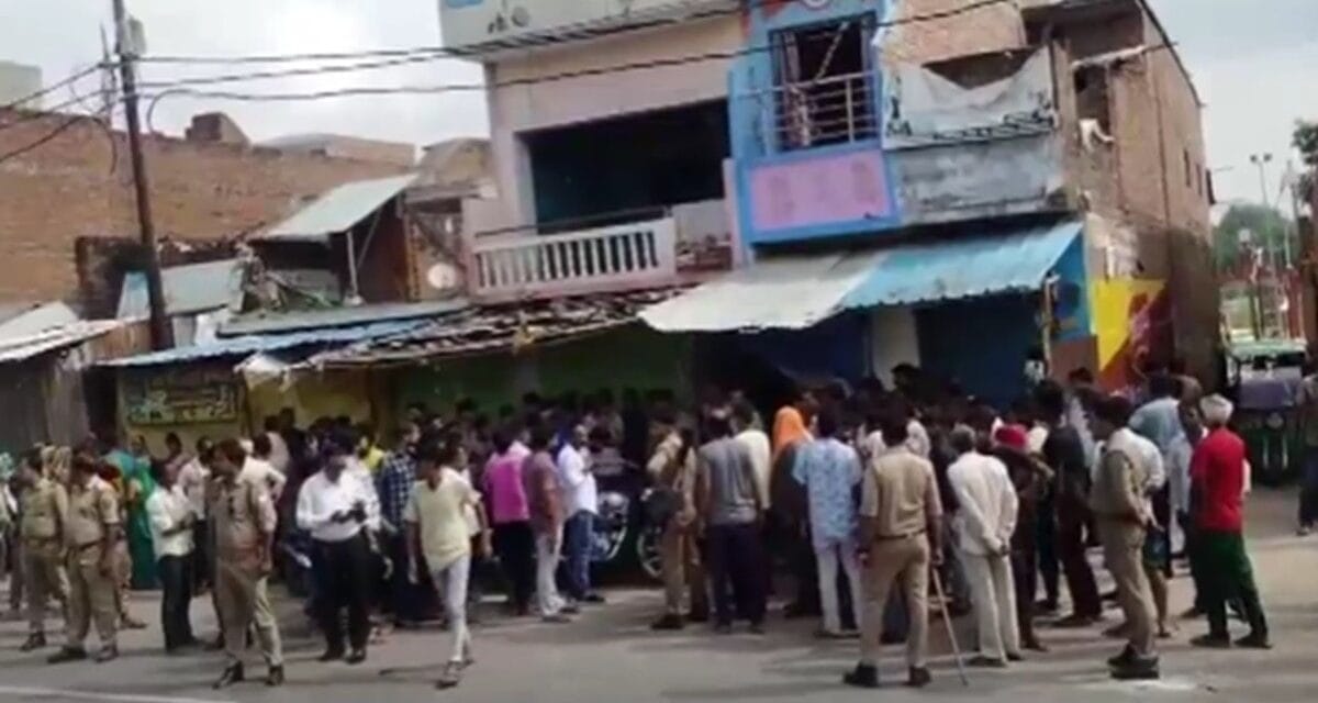UP: प्रतापगढ़ में बेड पर पड़े मिला मां, बेटा और बहू के शव, मुंह से बह रहा था झाग