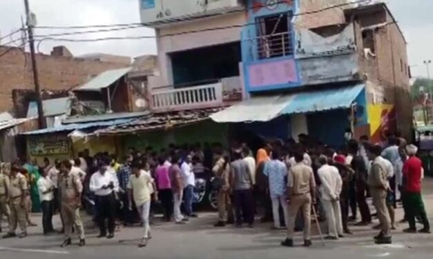 UP: प्रतापगढ़ में बेड पर पड़े मिला मां, बेटा और बहू के शव, मुंह से बह रहा था झाग