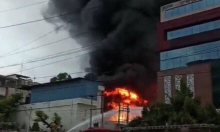 नोएडा के एक प्राइवेट फर्म में लगी भीषण आग, आसमान में छाया काला धुआं