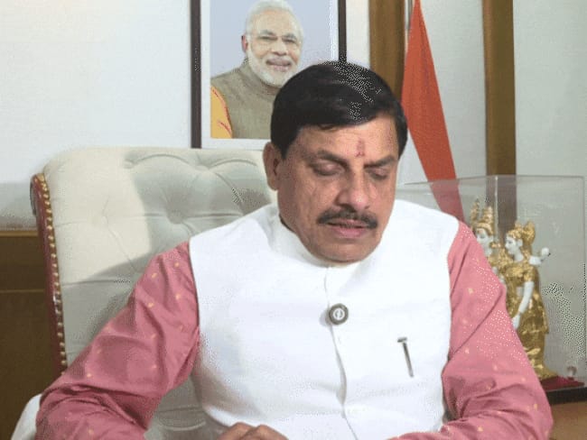 भोपाल में 90 डिग्री मोड़ वाले ब्रिज को लेकर एक्शन:सीएम ने 8 अफसरों को किया सस्पेंड, डिजाइन और निर्माण
