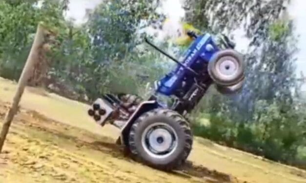 ट्रैक्टर के आगे का पहिया उठा स्टंट कर रहा था युवक, पलटने का VIDEO वायरल