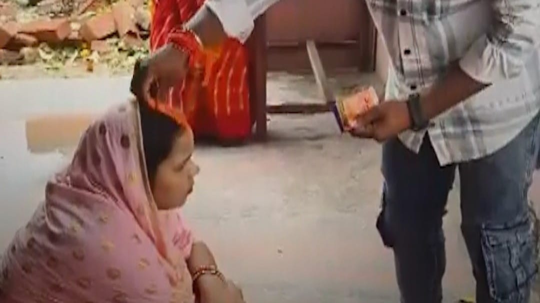 शादीशुदा महिला ने 5 साल छोटे प्रेमी से की शादी