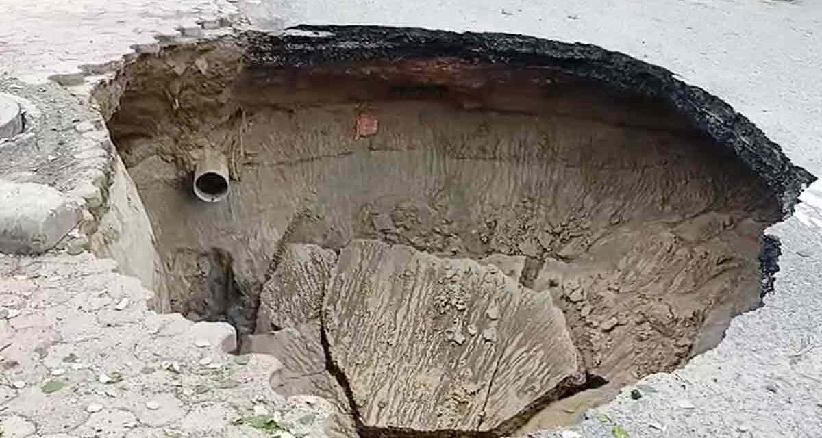 हल्की बारिश में ही धंसी सड़क, सेक्टर-100 में हुआ 12 फुट चौड़ा और 15 फुट गहरा गड्ढा