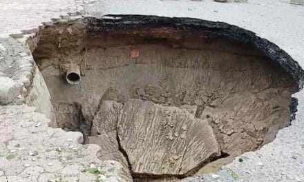 हल्की बारिश में ही धंसी सड़क, सेक्टर-100 में हुआ 12 फुट चौड़ा और 15 फुट गहरा गड्ढा