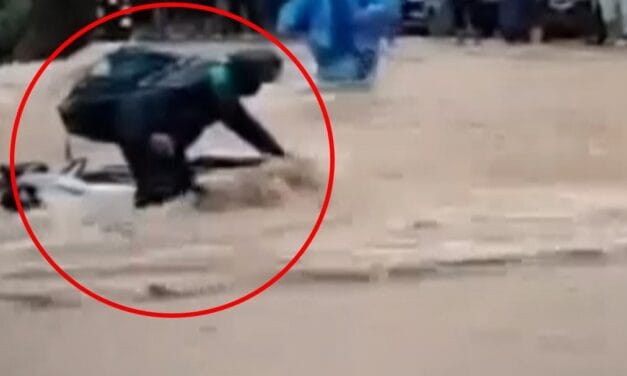 उफान के बीच फंसा बाइक सवार