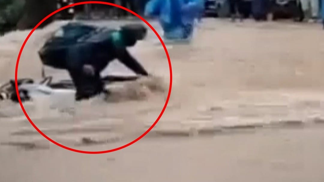 उफान के बीच फंसा बाइक सवार
