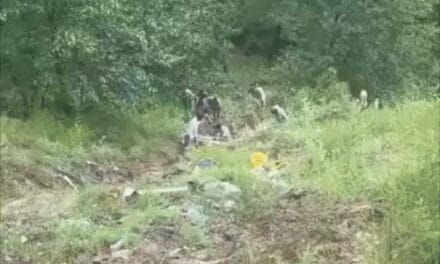 जम्मू में मिनी बस खाई में गिरी, 5 की मौत:17 गंभीर रूप से घायल, 22 लोग सवार थे; सड़क पर फिसलन की वजह से हादसा