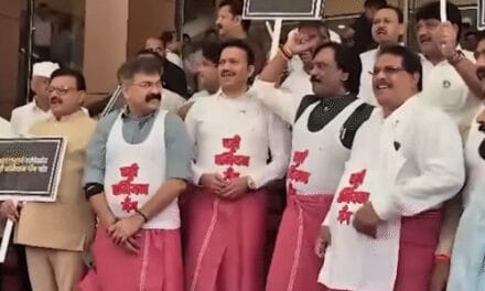 महाराष्ट्र विधानसभा में लुंगी-बनियान पहनकर पहुंचे विपक्ष के विधायक:शिवसेना MLA के खिलाफ किया प्रद