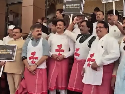 महाराष्ट्र विधानसभा में लुंगी-बनियान पहनकर पहुंचे विपक्ष के विधायक:शिवसेना MLA के खिलाफ किया प्रद