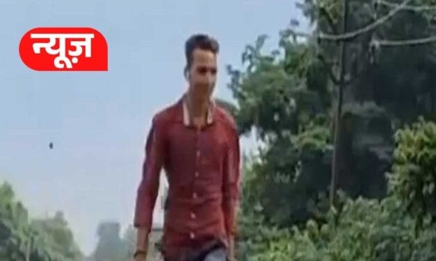 चलती बाइक पर खड़े होकर स्टंटबाजी