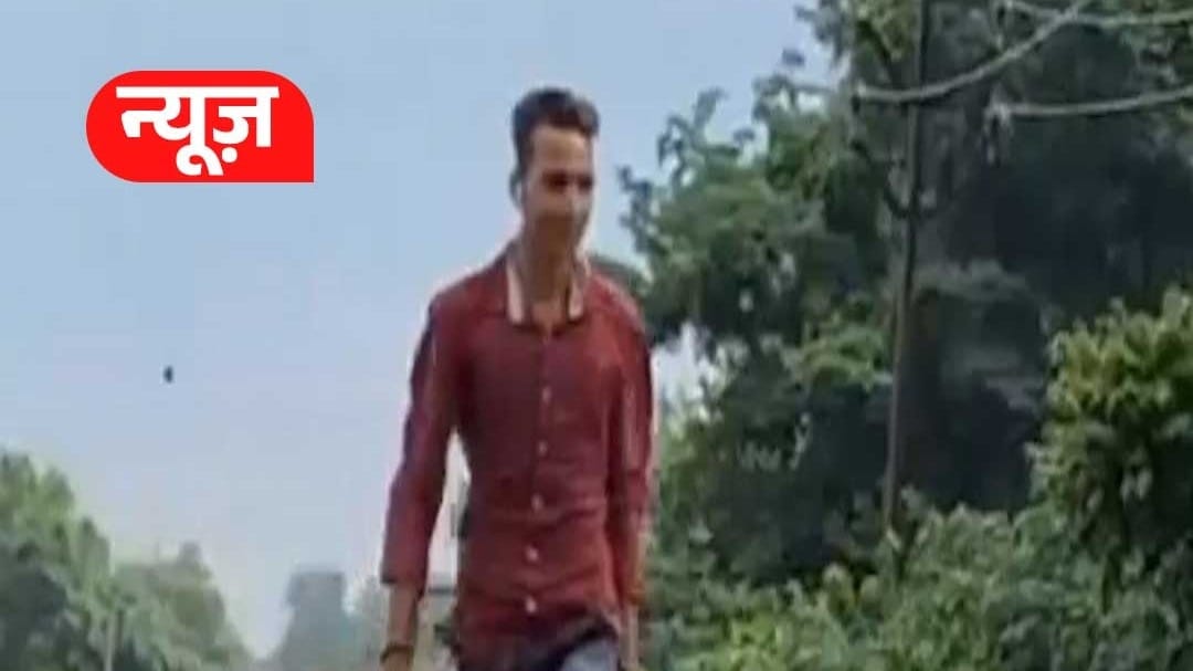 चलती बाइक पर खड़े होकर स्टंटबाजी