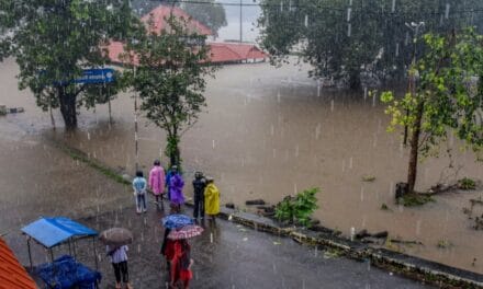इस राज्य में आज बारिश का रेड अलर्ट, स्कूल-कॉलेज बंद, जानें देशभर के मौसम का हाल