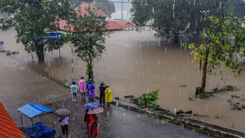इस राज्य में आज बारिश का रेड अलर्ट, स्कूल-कॉलेज बंद, जानें देशभर के मौसम का हाल