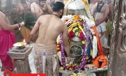सावन का दूसरा सोमवार:महाकाल में भस्म आरती, बाबा विश्वनाथ ने स्वर्ण मुकुट पहना, काशी में 5 किमी लंबी