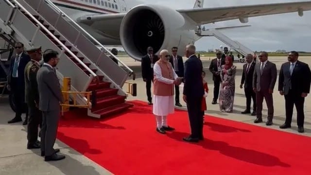 मालदीव में PM मोदी की धमक! मुइज्जू ने गले लगाकर किया स्वागत, एयरपोर्ट पर पूरी कैबिनेट मौजूद