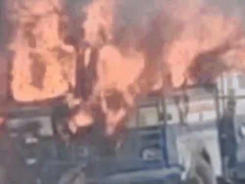 पंजाब में जिंदा जले कार सवार दो लोग, VIDEO:टायर फटने से हाईवे पर बेकाबू हुआ पेट्रोल टैंकर; टक्कर लगने स