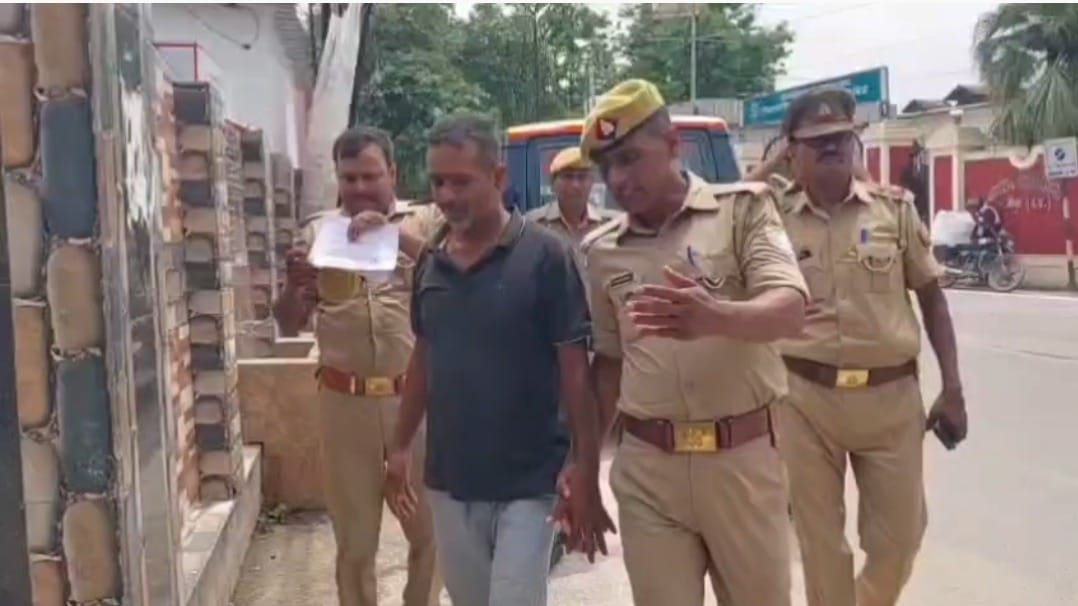 गाजीपुर ट्रिपल मर्डर केस में खुलासा, जमीन के लिए मां-बाप और बहन का कत्ल, आरोपी गिरफ्तार