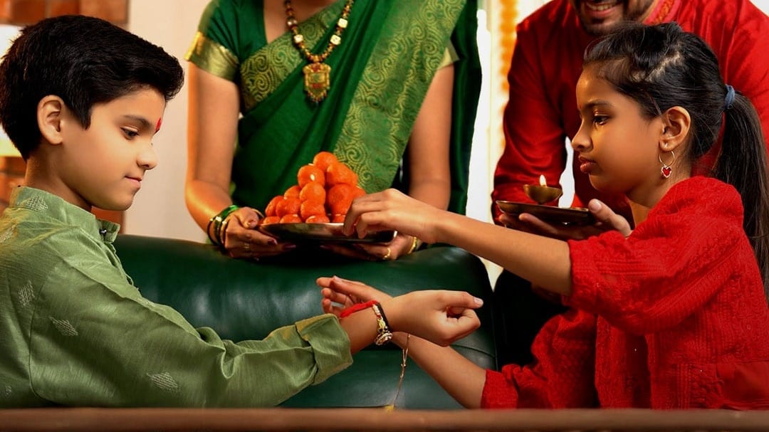 Rakhi हमेशा दाहिने हाथ पर क्यों बांधी जाती है? जानें…