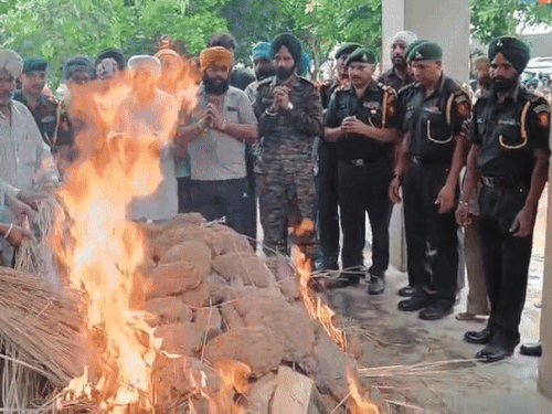 लुधियाना के गांव पहुंची शहीद की पार्थिव देह:ऑपरेशन अखल में प्रीतपाल ने दी शहादत, पंजाब सरकार देगी