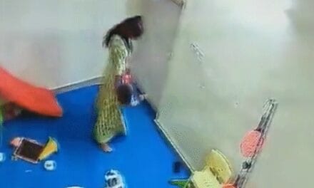 बच्ची को मुक्का मारा, सिर दीवार पर पटका, VIDEO:नोएडा के डे केयर सेंटर में सहायिका ने 15 महीने की बच्ची से