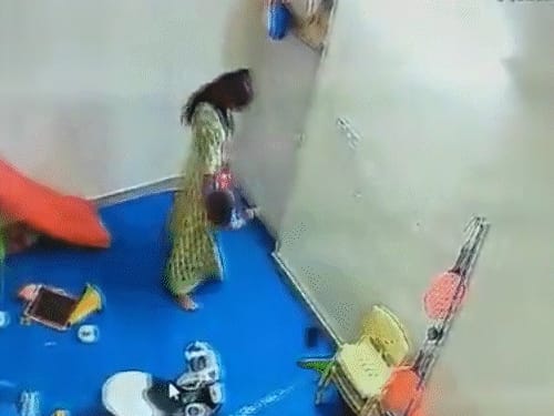 बच्ची को मुक्का मारा, सिर दीवार पर पटका, VIDEO:नोएडा के डे केयर सेंटर में सहायिका ने 15 महीने की बच्ची से