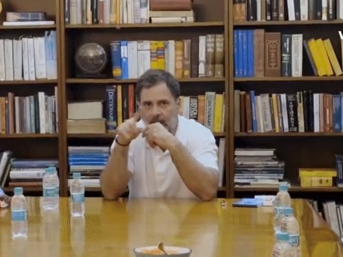 राहुल का बिहार के मृत घोषित वोटर्स के साथ VIDEO:बोले-जिंदगी में पहली बार मरे लोगों के साथ चाय पी, शुक्र