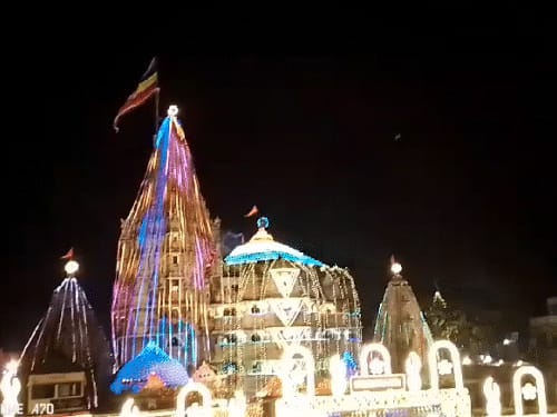 गुजरात के द्वारका में जन्माष्टमी:जगत मंदिर रोशनी से जगमगाया, रात 2.30 बजे तक होंगे भगवान द्वारकाधीश