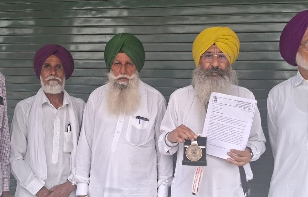 फरीदकोट में कारगिल सैनिक ने प्रशासन को लौटाया मेडल:सीएम से मुलाकात न करवाए जाने से नाराज; राष्ट्र