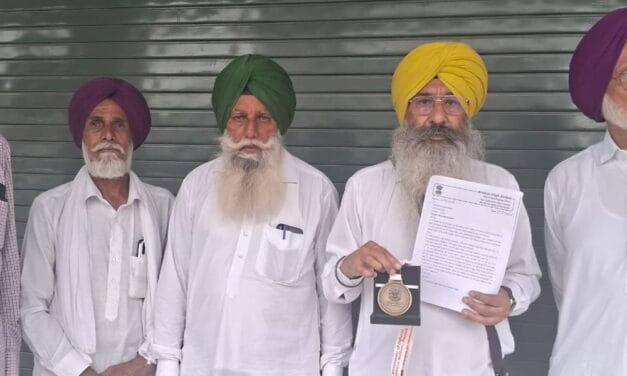 फरीदकोट में कारगिल सैनिक ने प्रशासन को लौटाया मेडल:सीएम से मुलाकात न करवाए जाने से नाराज; राष्ट्र