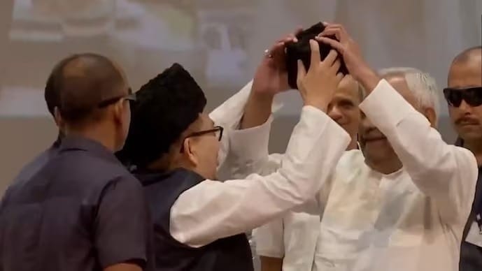 मुसलमानों को साध रहे नीतीश कुमार को कहीं महंगा ना पड़ जाए 'टोपी' विवाद!