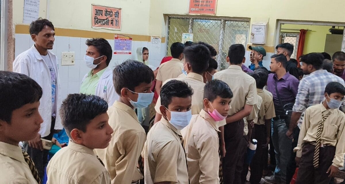 बांदा: अटल आवासीय विद्यालय के 50 से ज्यादा बच्चे बीमार, आनन-फानन अस्पताल में कराया गया भर्ती
