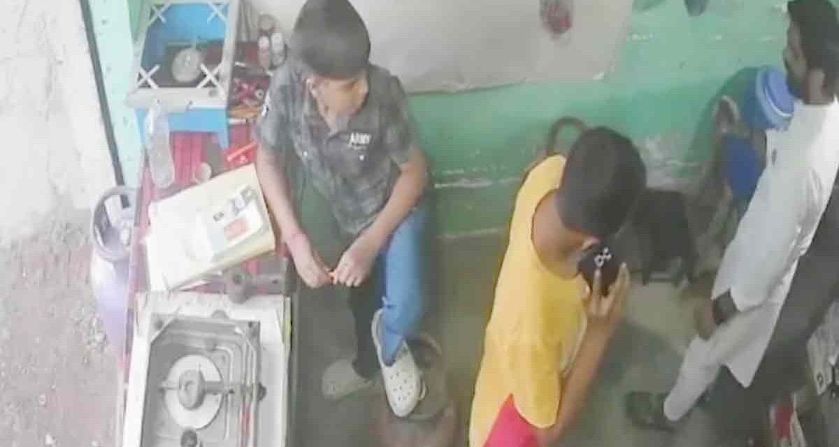 झांसी में मां-बुआ पर अश्लील कमेंट का विरोध करने पर 14 साल के लड़के को पीटा, घटना CCTV में कैद