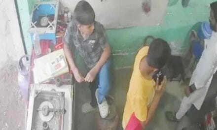 झांसी में मां-बुआ पर अश्लील कमेंट का विरोध करने पर 14 साल के लड़के को पीटा, घटना CCTV में कैद