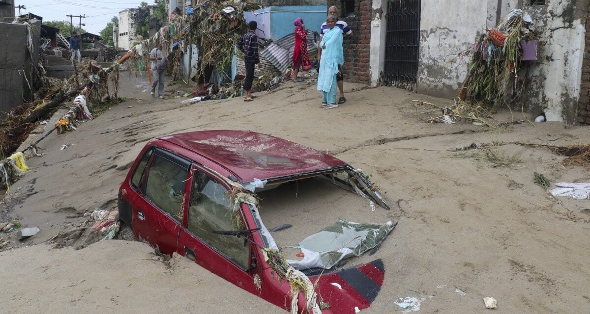 J-K, पंजाब समेत 10 से ज्यादा राज्यों में 'जल प्रलय', फिलहाल राहत की उम्मीद नहीं!