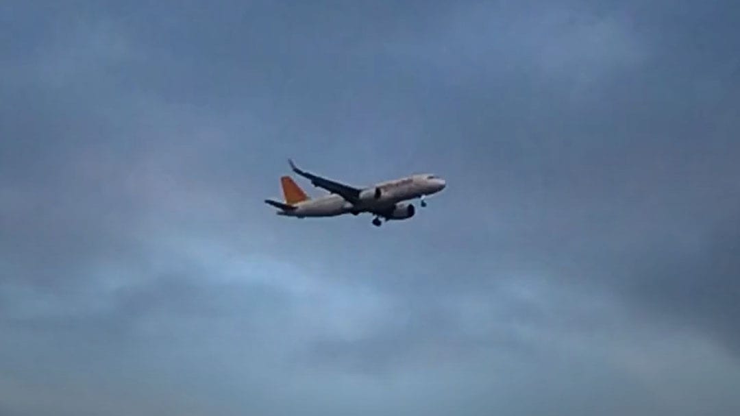 Delhi से Indore जा रही फ्लाइट के इंजन में लगी आग!