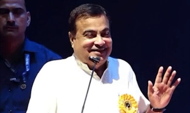 गडकरी बोले-काज से मंत्री-नेता को दूर रखें:जहां घुसते हैं, आग लगाते हैं; धर्म की आड़ में राजनीति